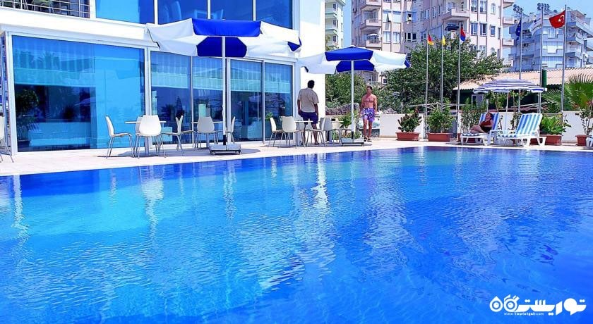 نمای استخر روباز هتل پرلا مر